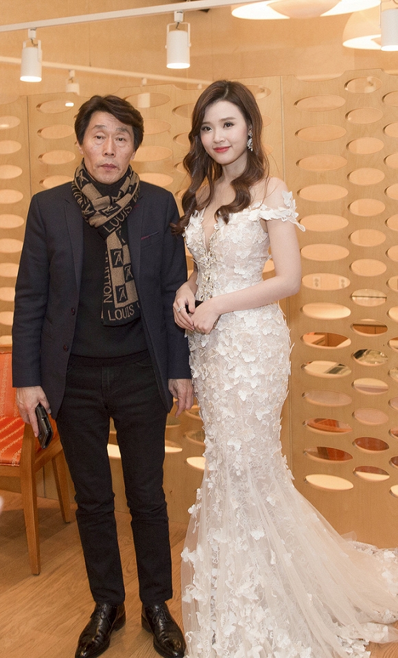 Midu nhận giải 'Diễn viên Châu Á xuất sắc' tại Hàn Quốc
