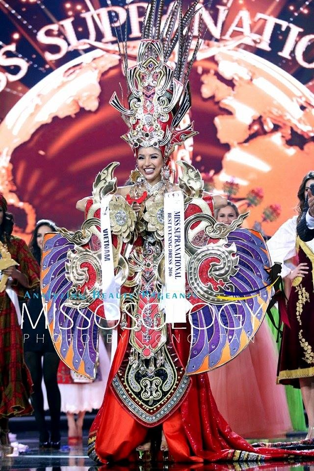 Khả Trang giành giải 'Trang phục dân tộc đẹp nhất' tại Hoa hậu Siêu quốc gia 2016