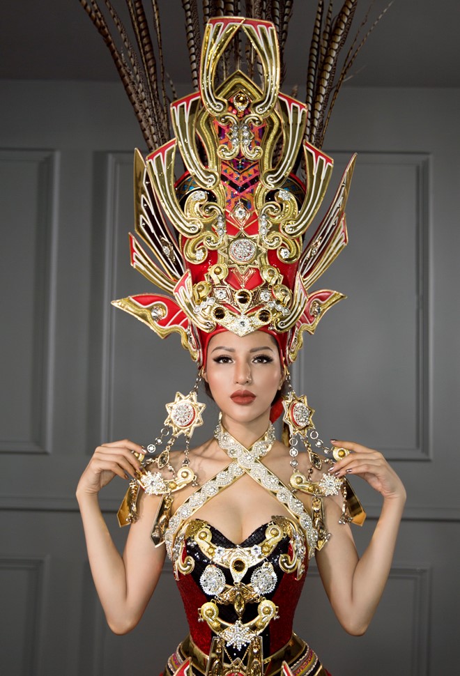 Ngắm cận cảnh bộ quốc phục dự thi của Khả Trang tại Hoa hậu Siêu quốc gia 2016
