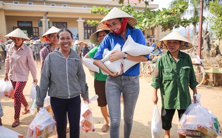 Nhìn lại hành trình thiện nguyện năm 2016 của hoa hậu Phạm Hương