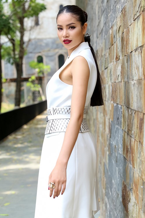 'Mê hoặc' với phong cách trang điểm ấn tượng của hoa hậu Phạm Hương
