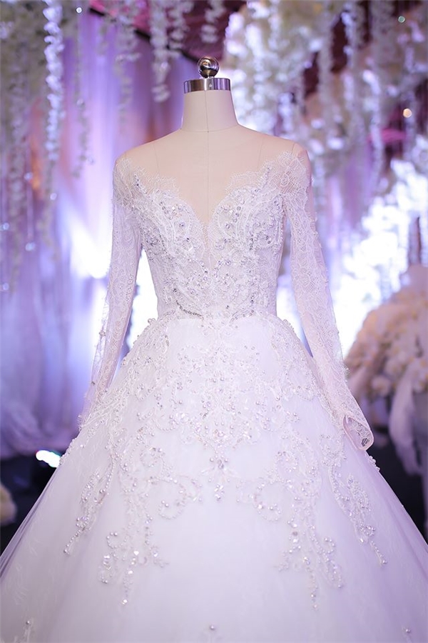 Cận cảnh hai chiếc váy cưới đẹp như công chúa Trấn Thành đặt thiết kế riêng cho Hari Won