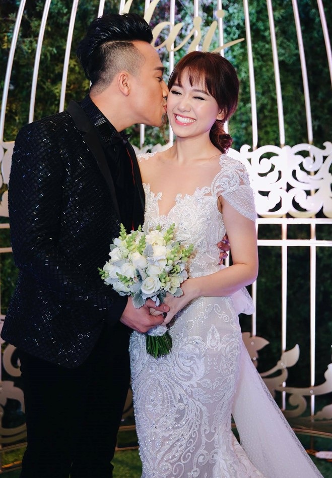 Bộ ảnh cưới của Trấn Thành và Hari Won chụp tại Việt Nam tiếp tục khiến nhiều người hâm mộ vì quá lãng mạn, tinh nghịch, trẻ trung.
