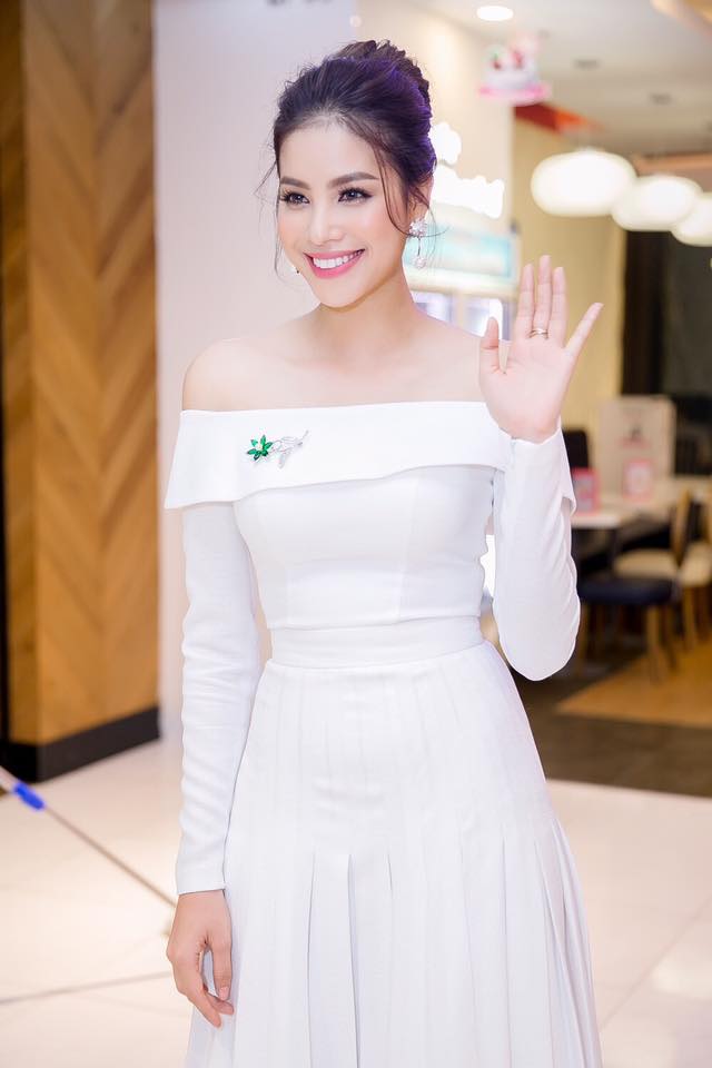 Hoa hậu Phạm Hương đẹp 'lấn át' dàn sao nữ tại sự kiện