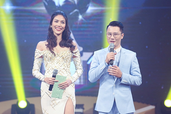 Lan Khuê gợi cảm tại lễ trao giải Quả bóng Vàng Việt Nam