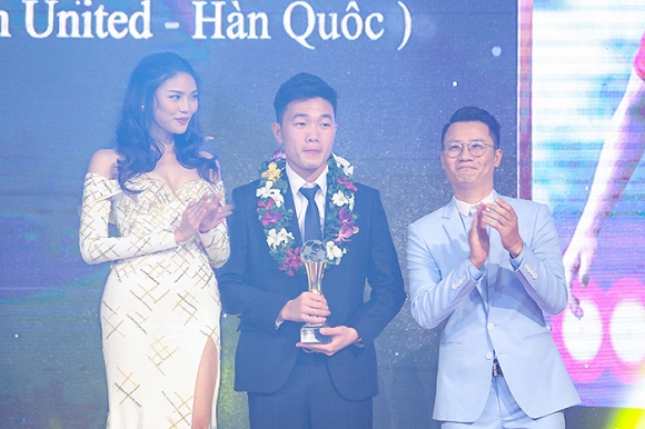 Lan Khuê gợi cảm tại lễ trao giải Quả bóng Vàng Việt Nam