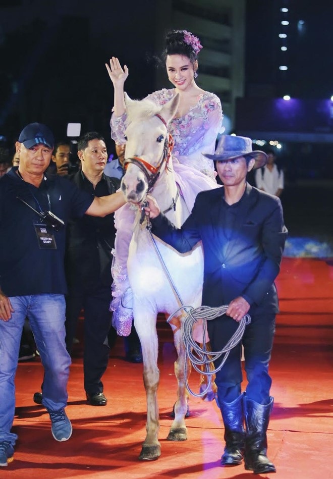 Phạm Hương đẹp tựa nữ thần trên thảm đỏ Zing Music Award 2016 Phạm Hương đẹp tựa nữ thần trên thảm đỏ Zing Music Award 2016