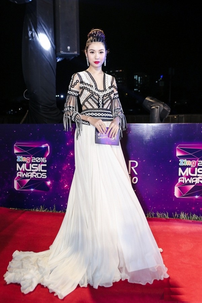 Phạm Hương đẹp tựa nữ thần trên thảm đỏ Zing Music Award 2016