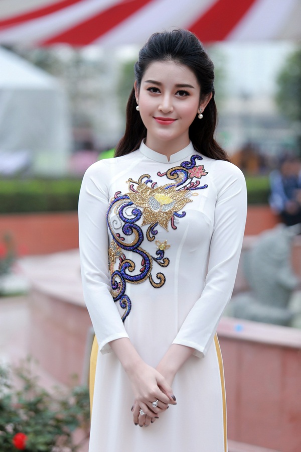 Huyền My xinh đẹp trong ngày chủ nhật đỏ