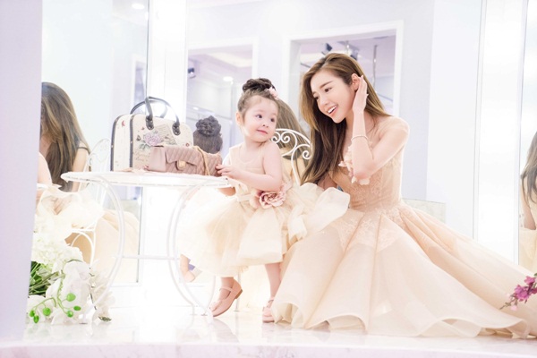 Vẻ đẹp ngọt lịm của Elly Trần và con gái khi diện váy đôi