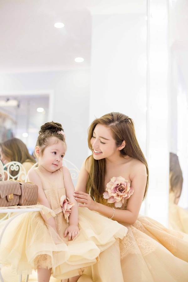 Vẻ đẹp ngọt lịm của Elly Trần và con gái khi diện váy đôi