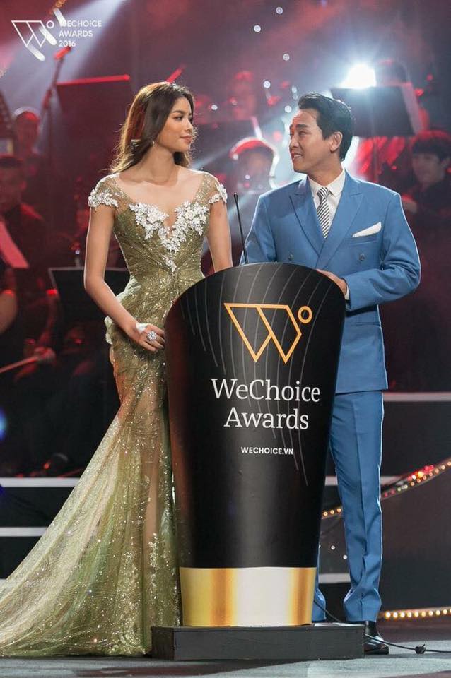 Phạm Hương đẹp tựa nữ thần trên thảm đỏ Gala WeChoice Awards 2016