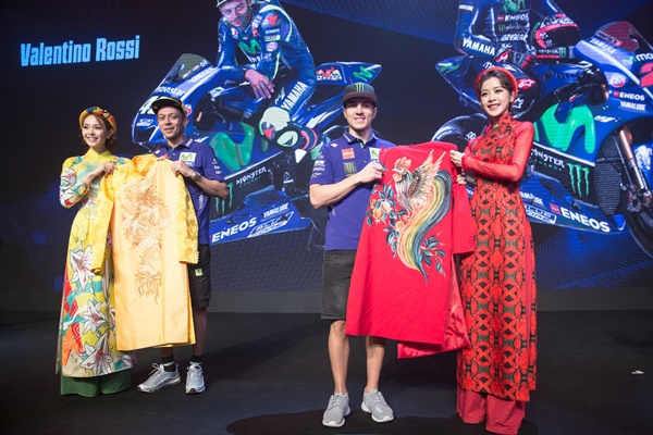 Chi Pu cùng Minh Hằng trao hoa và quà là hai chiếc áo dài cho hai tay đua hàng đầu thế giới. 