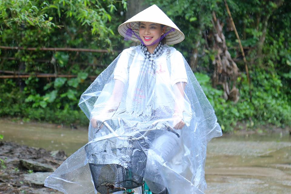 Hoa hậu Phạm Hương đẹp dịu dàng khi đội nón lá