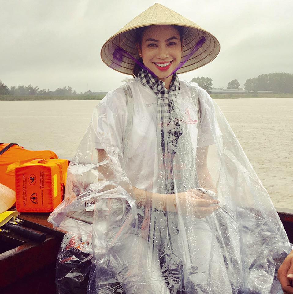 Hoa hậu Phạm Hương đẹp dịu dàng khi đội nón lá