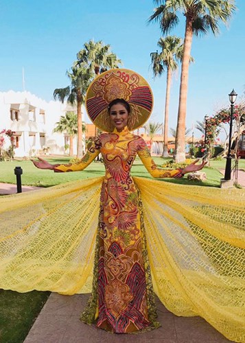 Cận cảnh trang phục dân tộc của Nguyễn Thị Thành tại Hoa hậu Môi trường quốc tế 2017