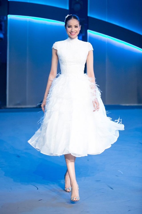 Chẳng cần diện váy công chúa, Phạm Hương mặc thế này cũng đủ 'đốn tim' fans