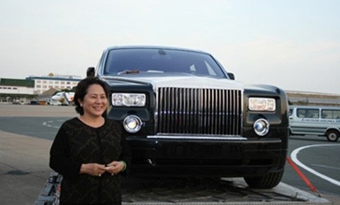 Nữ đại gia Dương Thị Bạch Diệp cùng chiếc Rolls-Royce chính hãng đầu tiên. Ảnh: Internet