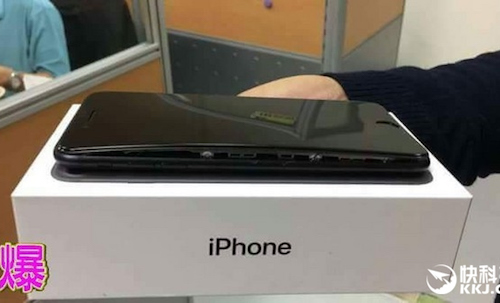Chiếc iPhone 7 Plus bị tách đôi khi nằm trong hộp. Ảnh: Internet