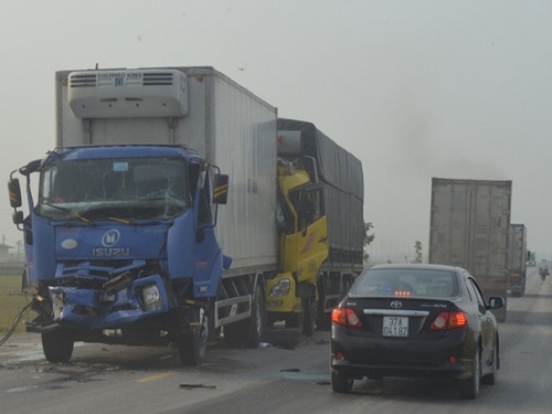 Tai nạn giao thông nghiêm trọng ngày 6/10: 3 xe tải bẹp dúm sau tai nạn liên hoàn