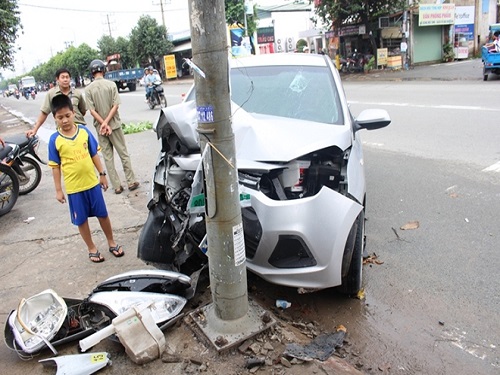 Tai nạn giao thông nghiêm trọng ngày 8/10: Xế hộp húc trụ đèn, tài xế đạp cửa thoát thân