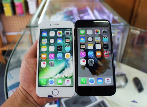 Rất khó phân biệt iPhone 7 hàng nhái (bên trái) và hàng thật. Ảnh: VNE