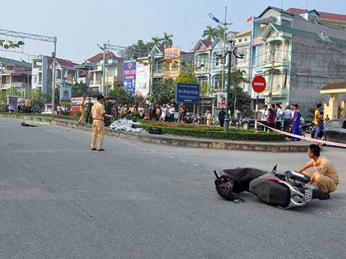 Lực lượng cảnh sát giao thông TP Yên Bái khám nghiệm hiện trường vụ tai nạn giao thông. Ảnh: Báo Công An Nhân Dân 