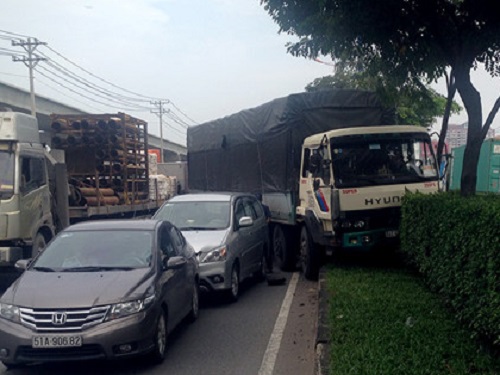 Tin tức tai nạn giao thông nghiêm trọng: Chiếc xe tải sau khi va chạm với xe ô tô bảy chỗ thì lao lên dải phân cách.