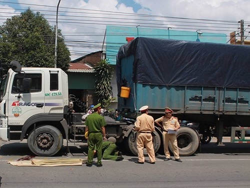 Tai nạn giao thông ngày 27/10: Băng qua đường, nữ sinh lớp 11 bị container cán tử vong