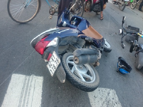 Tai nạn giao thông ngày 8/11: Exciter găm chặt vào đuôi xe hút bụi, 2 người chết thảm