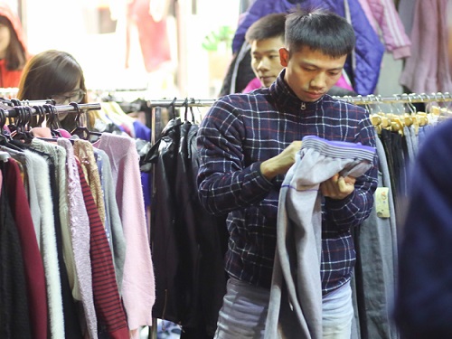 Hà Nội: Nhiệt độ giảm sâu, thị trường quần áo mùa đông tăng nhiệt