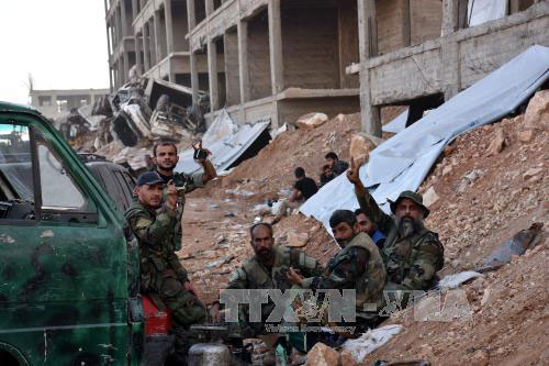 Chiến sự Syria: Quân đội Syria tại quận 1070 Apartments, thành phố Aleppo ngày 8/11. Ảnh: EPA/TTXVN