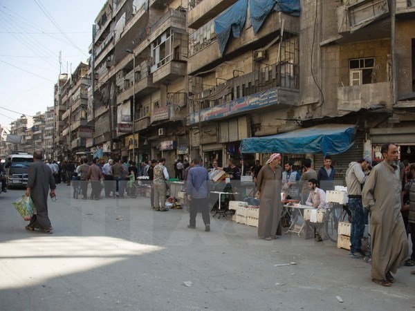 Chiến sự Syria: Người dân Syria tại thành phố Aleppo ngày 30/10. Nguồn: AFP/TTXVN