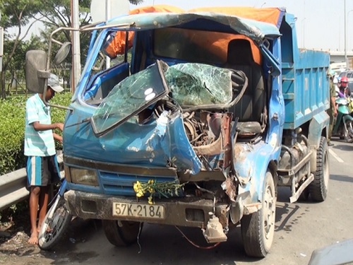Tai nạn giao thông mới nhất ngày 16/11: Cô gái bị xe tải cuốn vào gầm kéo lê trên đường