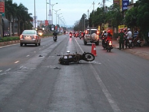 Tai nạn giao thông mới nhất ngày 17/11: Xe chở xăng dầu lao xuống vực, 2 người thương vong