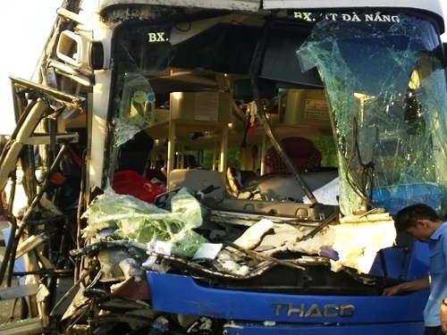 Tai nạn giao thông nghiêm trọng ngày 19/11: Xe khách nát đầu, 9 người nhập viện