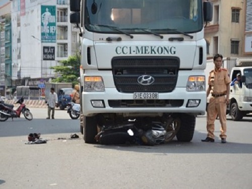 Tai nạn giao thông nghiêm trọng nhất ngày 21/11: Cụ ông 60 tuổi bị xe bồn cán đứt lìa chân