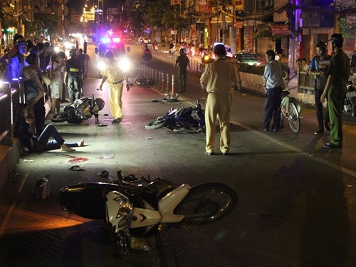 Tai nạn giao thông nghiêm trọng nhất ngày 27/11: Xe máy vỡ nát, đôi nam nữ thương vong