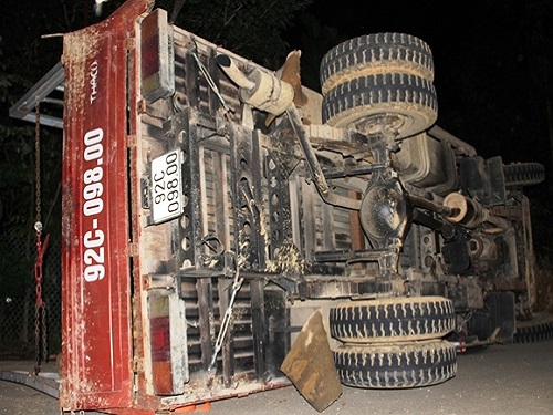 Tai nạn giao thông ngày 28/11: Xe tải đứt phanh, cán nát 3 xe máy, 5 người thương vong