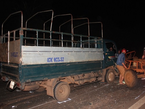 Tai nạn giao thông ngày 1/12: 3 người tử vong do bị container cuốn vào gầm kéo lê 50m