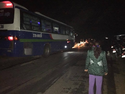 Tai nạn giao thông ngày 4/12: Ngất xỉu khi chứng kiến mẹ bị container cán chết, chồng nguy kịch