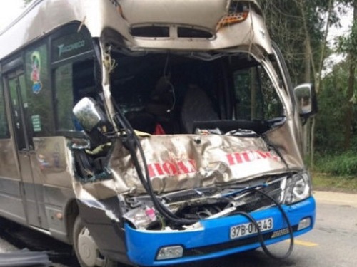 Tai nạn giao thông nghiêm trọng ngày 5/12: Ô tô đám cưới đâm xe tải, 11 người nhập viện