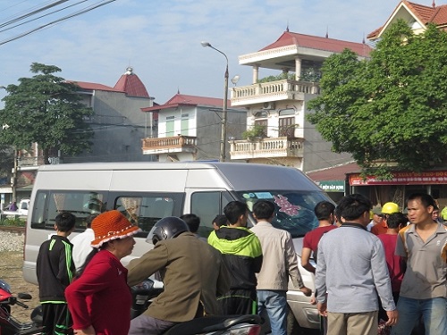 Tai nạn giao thông nghiêm trọng ngày 5/12: Ô tô đám cưới đâm xe tải, 11 người nhập viện