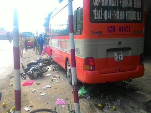 Tai nạn giao thông nghiêm trọng ngày 7/12: Xe buýt ''điên'' đâm một người chết tại chỗ