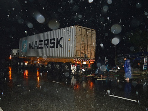 Tai nạn giao thông ngày 9/12: Đâm vào đuôi xe container, 4 học sinh thương vong