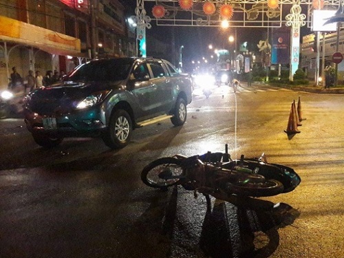 Tai nạn giao thông ngày 13/12: Xe bán tải húc văng 2 xe máy dừng đèn đỏ, 3 người thương vong