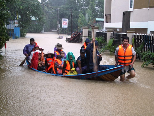 Lũ lụt miền Trung: 13 người chết và mất tích do mưa lũ ở Bình Định
