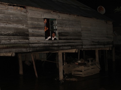 Lũ lụt miền Trung: Cận cảnh giải cứu 130 người bị lũ cô lập trong đêm