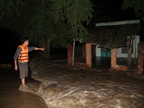 Lũ lụt miền Trung: Cận cảnh giải cứu 130 người bị lũ cô lập trong đêm
