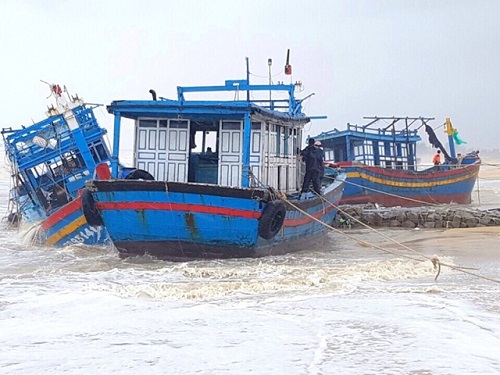 Lũ lụt miền Trung: Ngư dân thất thần chứng kiến lũ nhấn chìm, đánh vỡ hàng chục tàu cá